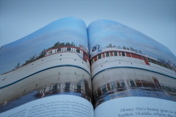 Revista con interiores a color