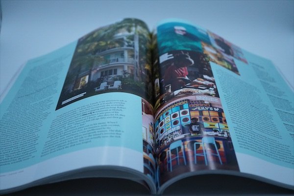 Revista con interiores a color