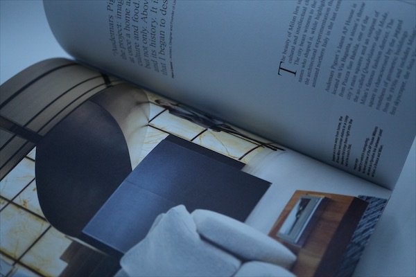 Revista con interiores a color