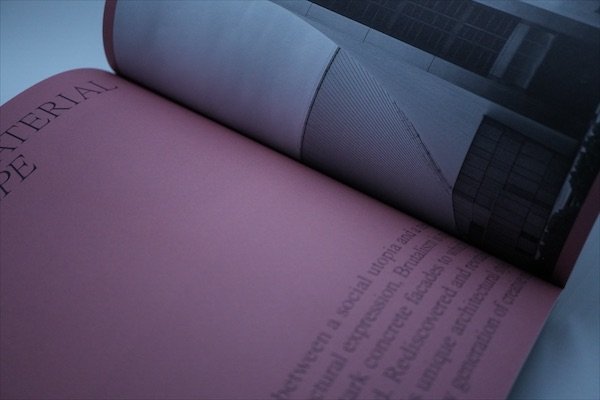 Revista con interiores a color