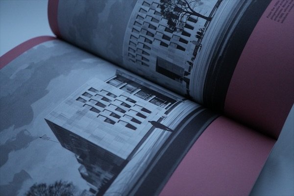 Revista con interiores a color